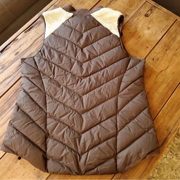 Athleta responsible down vest Medium - Picture 8 of 9